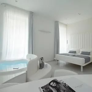 Gatto Bianco Mia 2*, Milano Italia